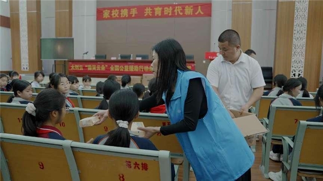 彩云衔爱,金秋重启:“微笑云朵”助力客都花蕾向阳而生