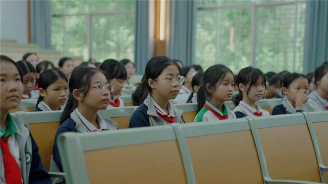 彩云衔爱,金秋重启:“微笑云朵”助力客都花蕾向阳而生