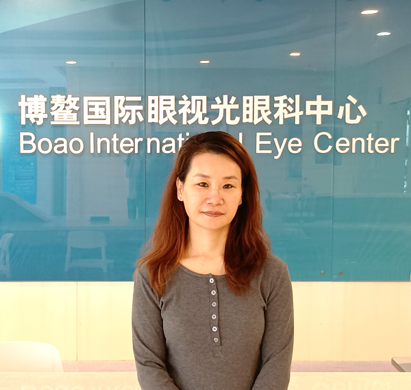 女人在笑中度可信度描述已自动生成