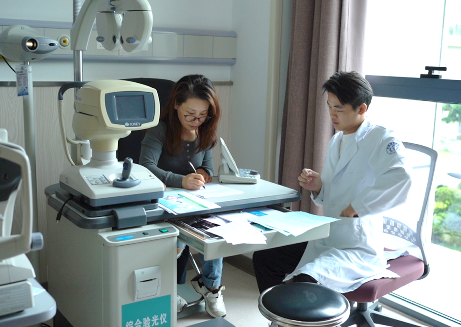 人在玩电脑中度可信度描述已自动生成